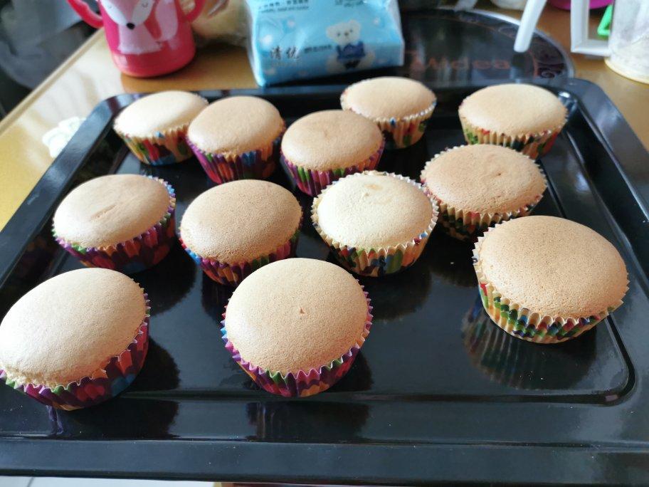 不皱不裂圆润饱满原味戚风纸杯蛋糕