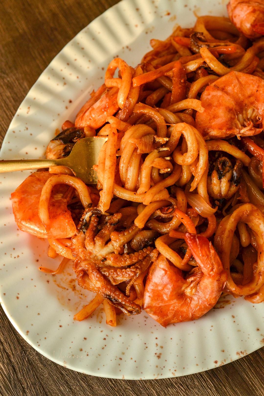 香辣韩式海鲜乌冬面酱汁浓郁