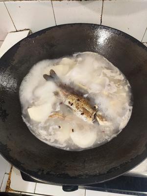 汤汤水水～沙葛鲫鱼祛湿汤的做法 步骤3
