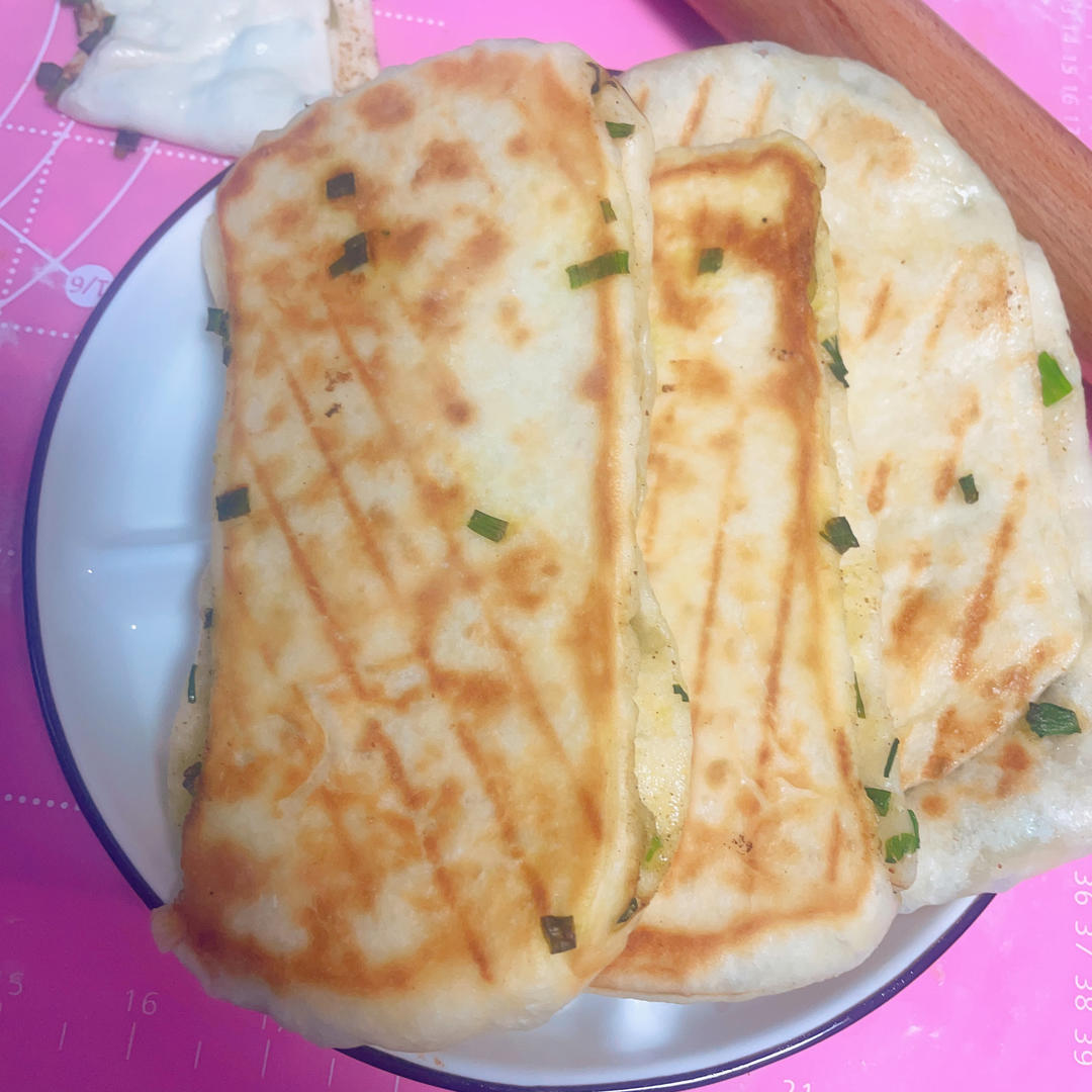 五香葱花饼    葱香四溢   咸香适口   太有食欲了 附细节视频