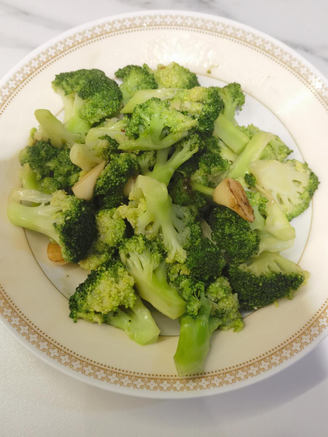 好吃到爆的耗油蒜蓉西兰花(从不修图，喜欢请关注)