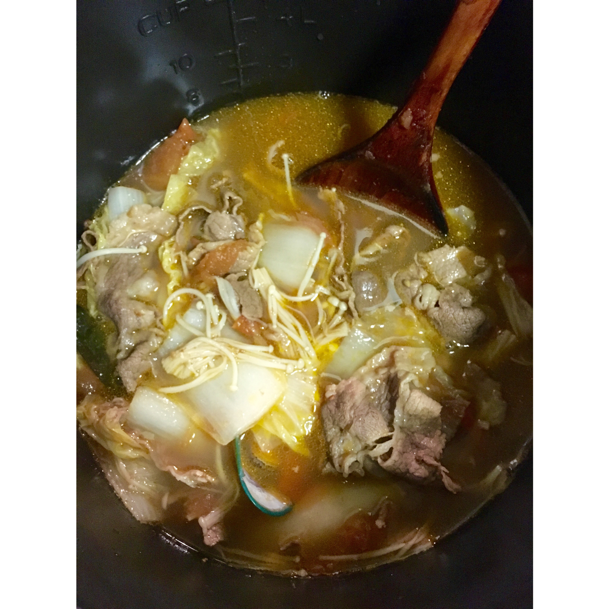 金针菇肥牛番茄锅