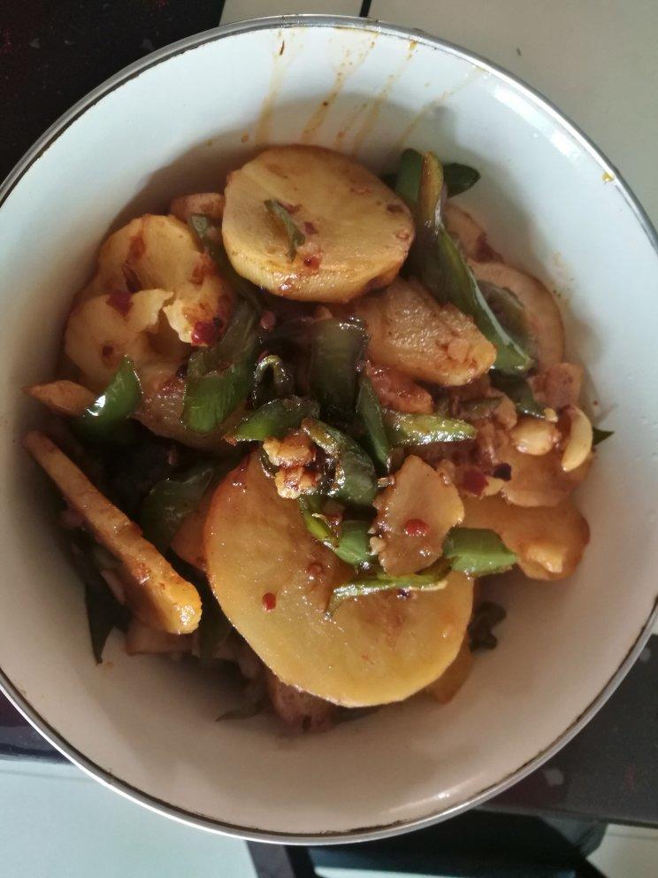 五花肉干煸土豆片