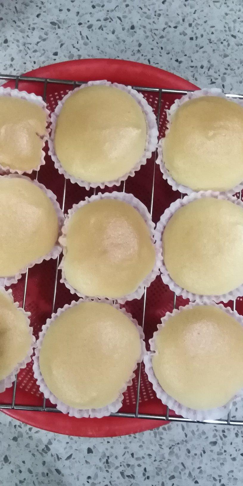 软萌软萌的古早味纸杯蛋糕