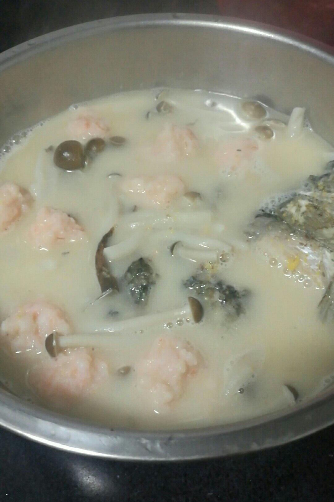 如何熬出奶白色鲜美鲫鱼汤