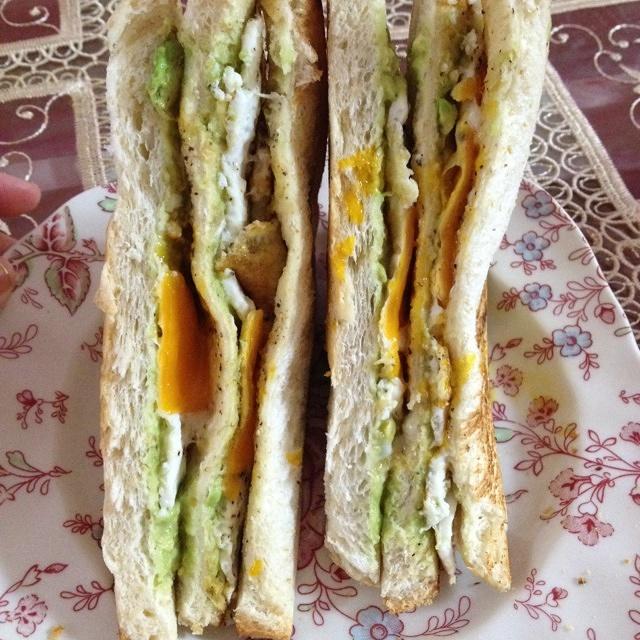 牛油果鸡蛋三明治