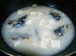 鱼头豆腐汤的做法 步骤3