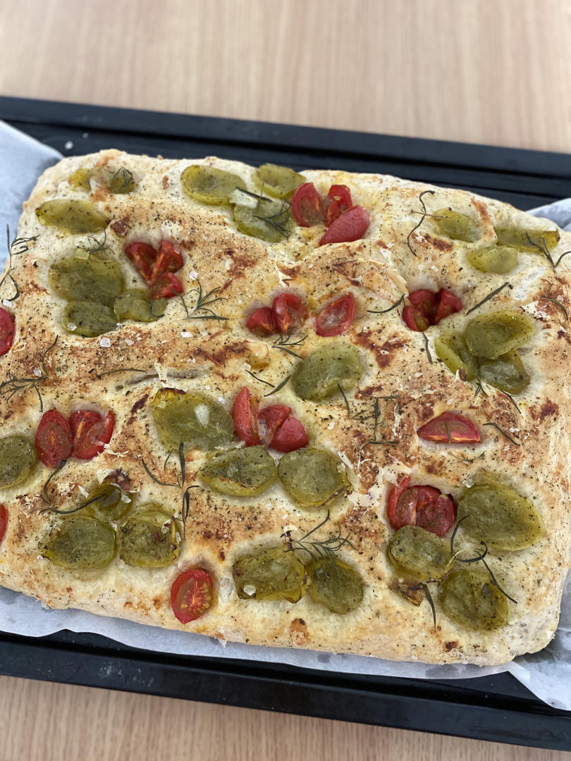 迷迭香番茄青豆佛卡夏Focaccia layered with rosemary tomatoes&peas——北鼎烤箱食谱