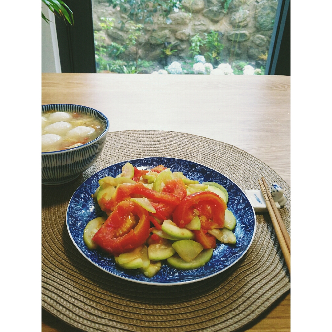 西红柿炒西葫芦