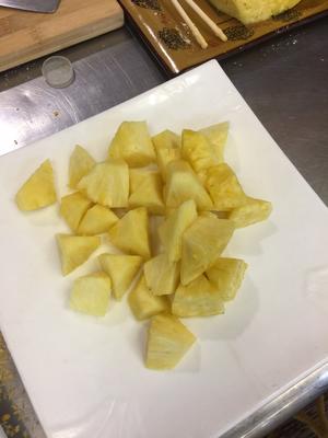 菠萝咕老肉的做法 步骤2