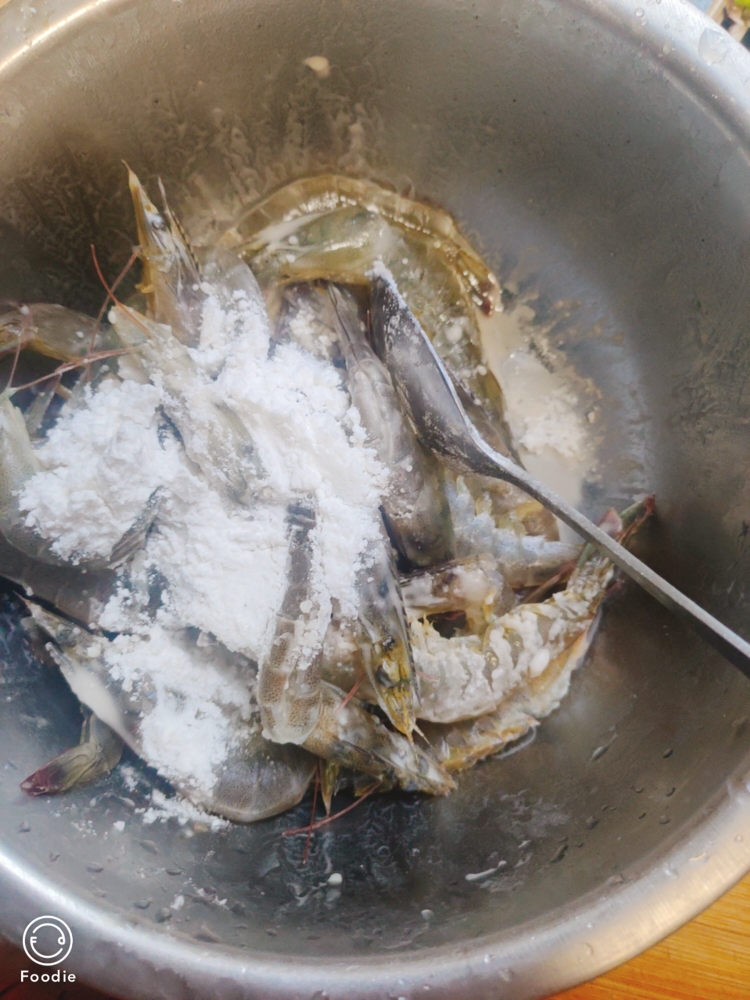 好吃不贵的在家都能做大菜-干锅虾的做法 步骤1