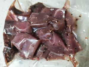 牛肉粒炒西葫芦的做法 步骤1