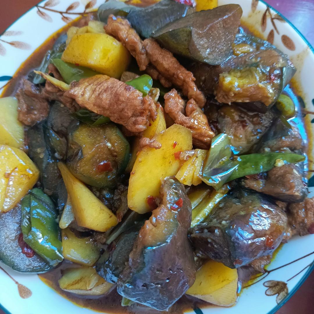 土豆炖茄子家常版，土豆茄子一起炖特别受欢迎，赶紧试试