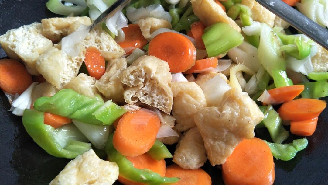 油豆腐焖鸡的做法