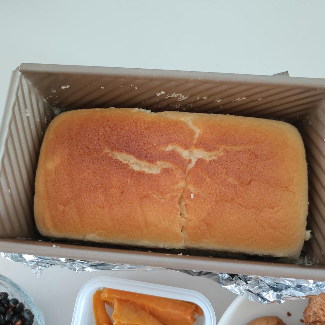 用市售普通八连杯酸奶做比豆腐还嫩的酸奶蛋糕，云朵般轻盈