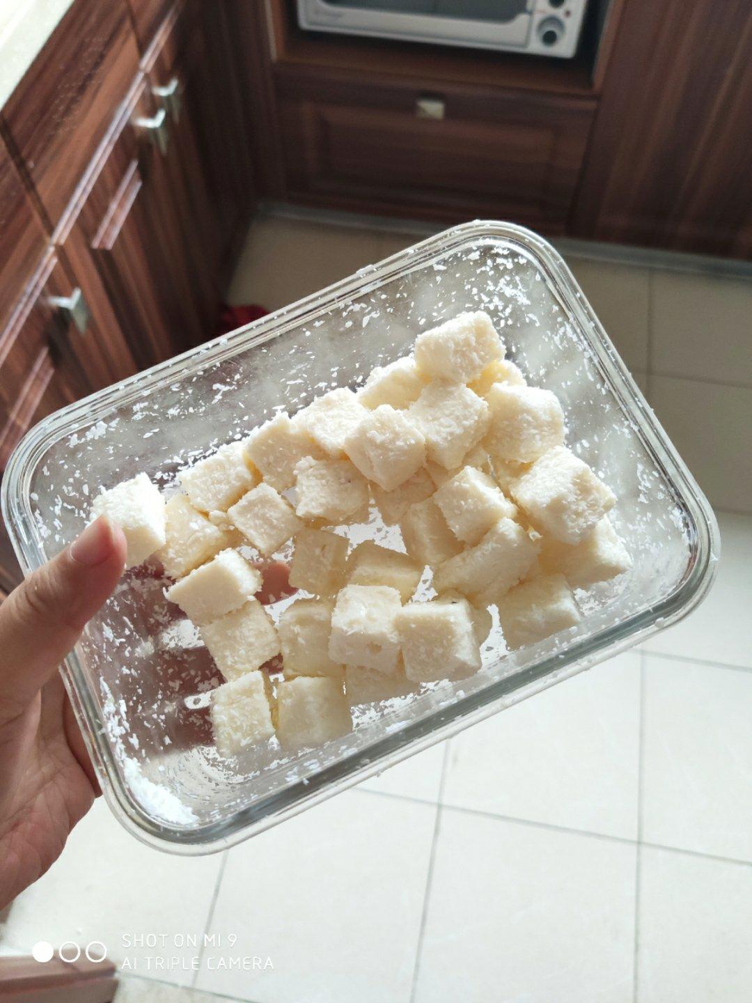 【视频】85度C 椰蓉牛奶小方～不用烤箱的夏日甜点