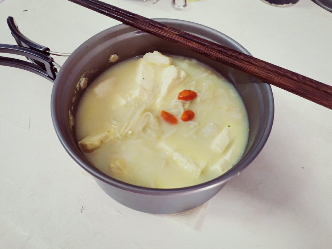 巴沙鱼豆腐金针菇汤（≈450大卡）