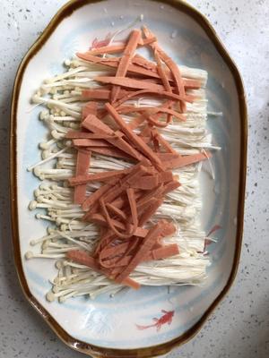 超美味又简单的蒜泥金针菇的做法 步骤2