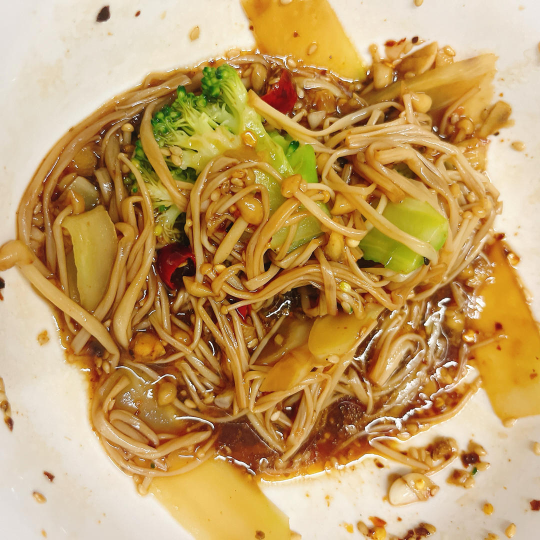 解馋减脂餐！酸辣开胃又下饭的菠菜拌金针菇