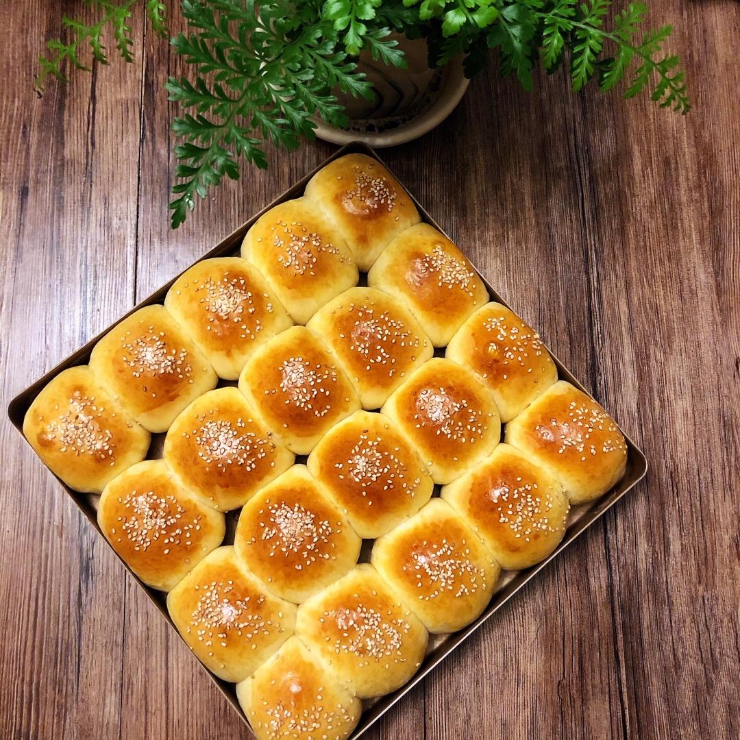 咸蛋黄肉松小餐包