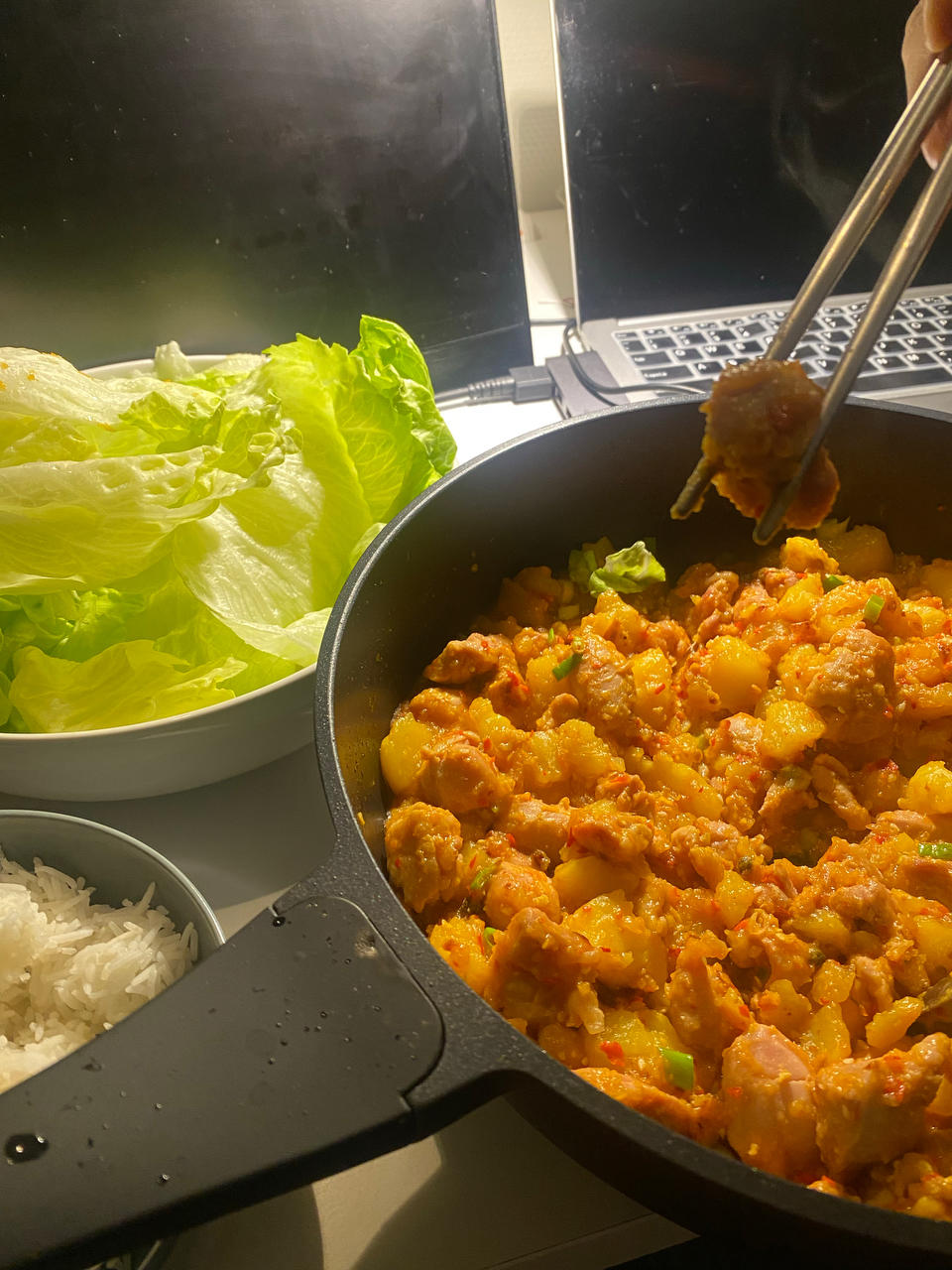 火烧云招牌菜【土豆油焖鸡】！咕噜一锅煮，香到没边！