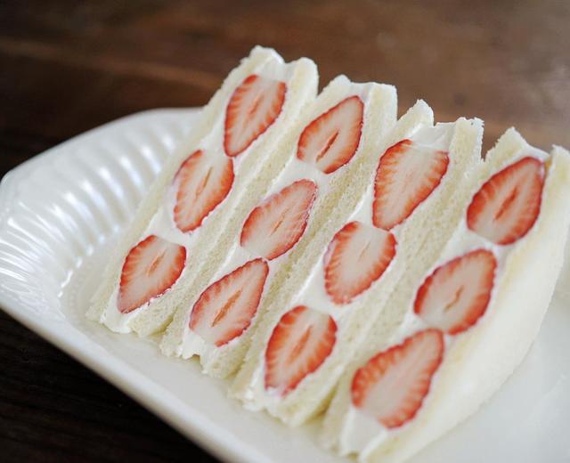 草莓奶油三明治的做法