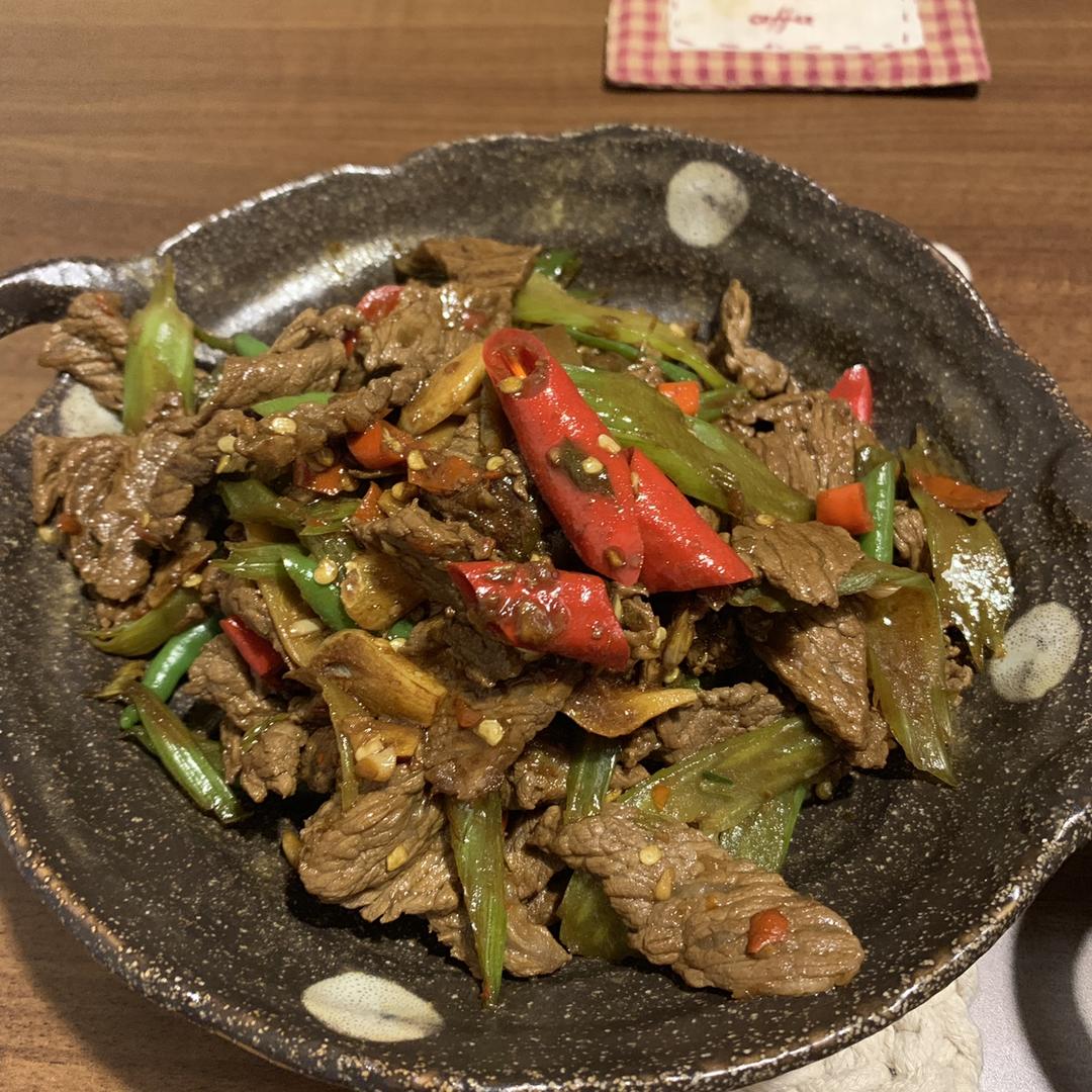 小炒黄牛肉 吃不完还可以拌面！的做法