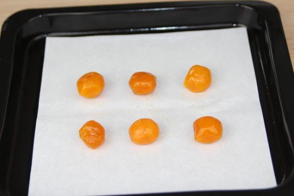 金黄的中式小点精灵 — 蛋黄酥的做法 步骤1