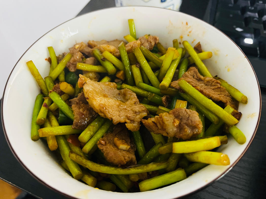 厨师长教你：“蒜苔炒五花肉”的做法，家常味十足，简单又下饭