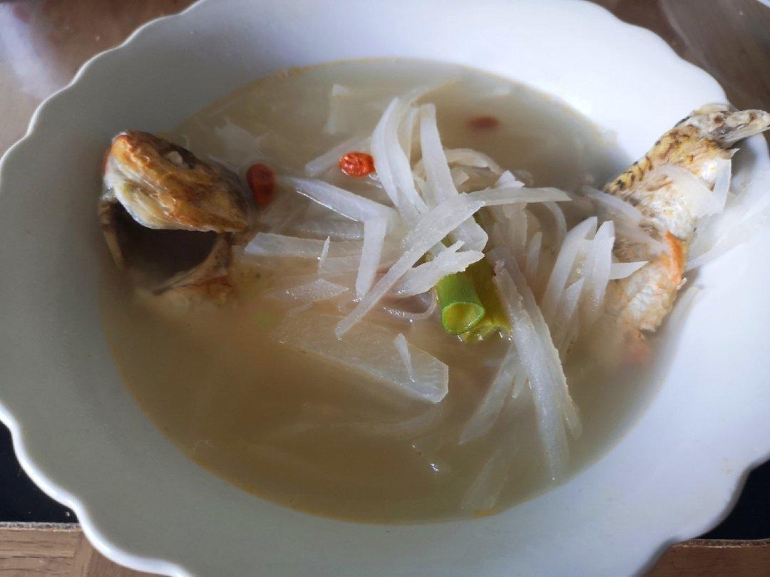 萝卜枸杞鲫鱼汤