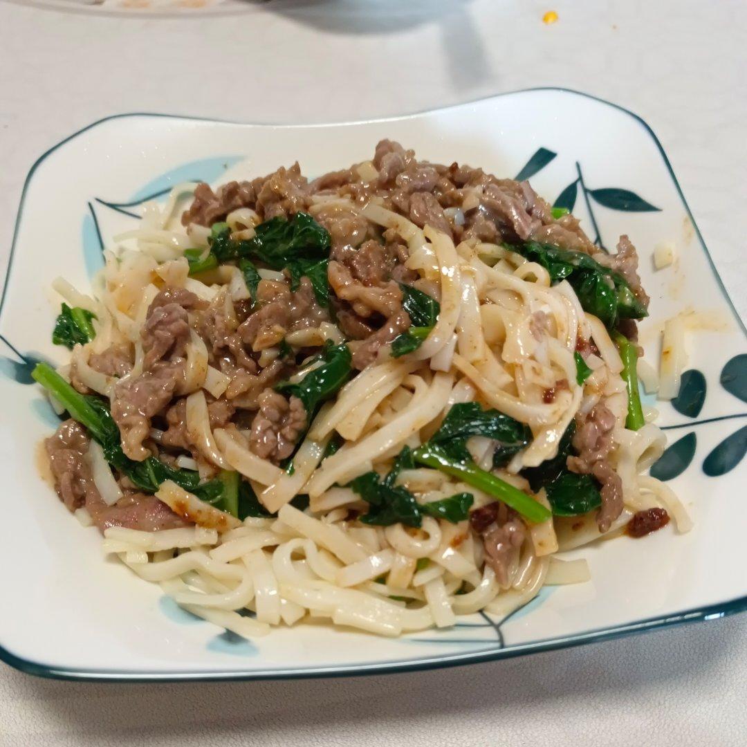 牛肉芥兰炒粿条
