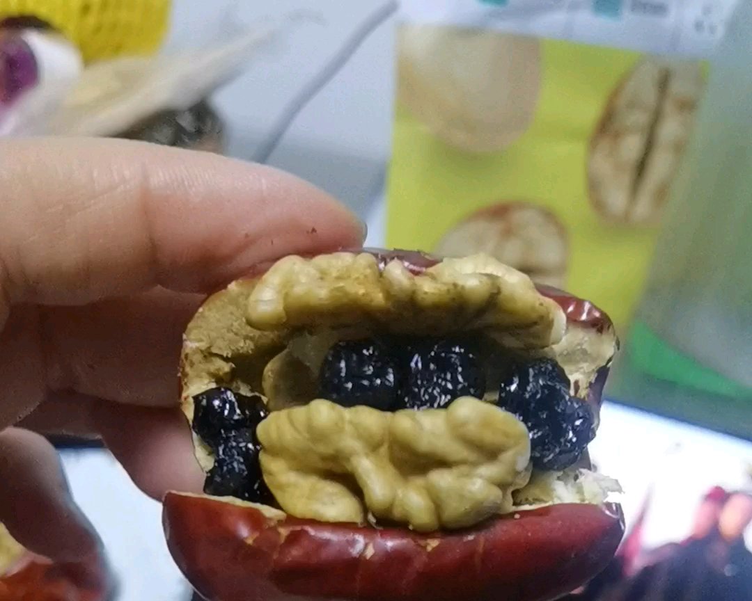 自己动手做枣夹核桃蓝莓的做法
