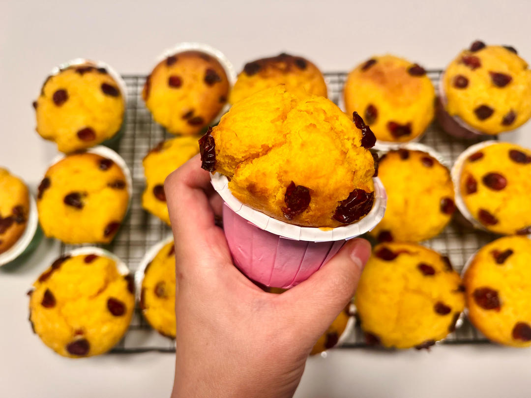 又快手又松软的南瓜大麦芬，金灿灿好美味！