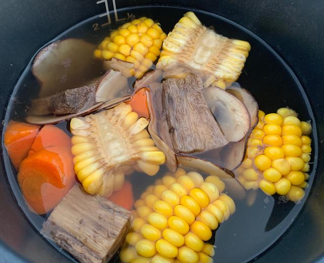 ＃夏日＃玉米海底椰汤的做法