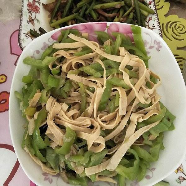 小炒青椒豆皮的做法 步骤4