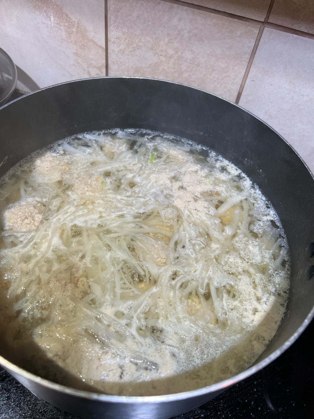 砂锅豆腐肉丸子汆萝卜丝汤