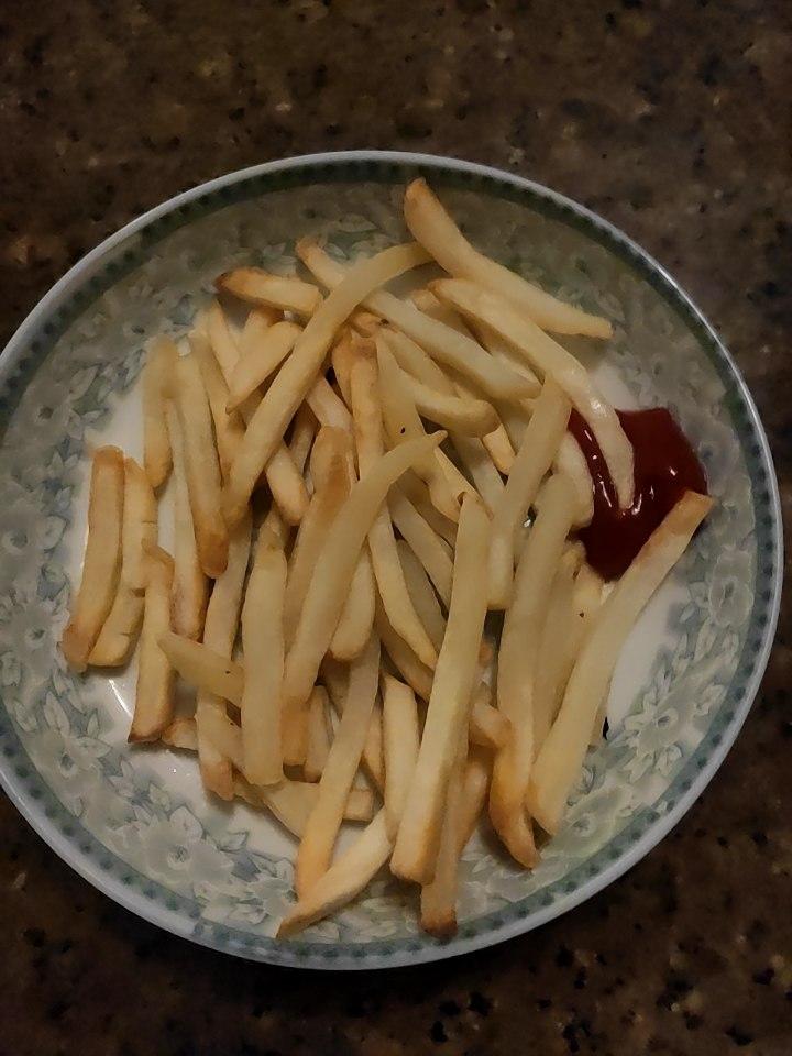 懒人快手版空气炸锅冻薯条肯德鸡的味道。