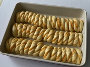 咸蛋黄奶酥面包（免模具）的做法 步骤14