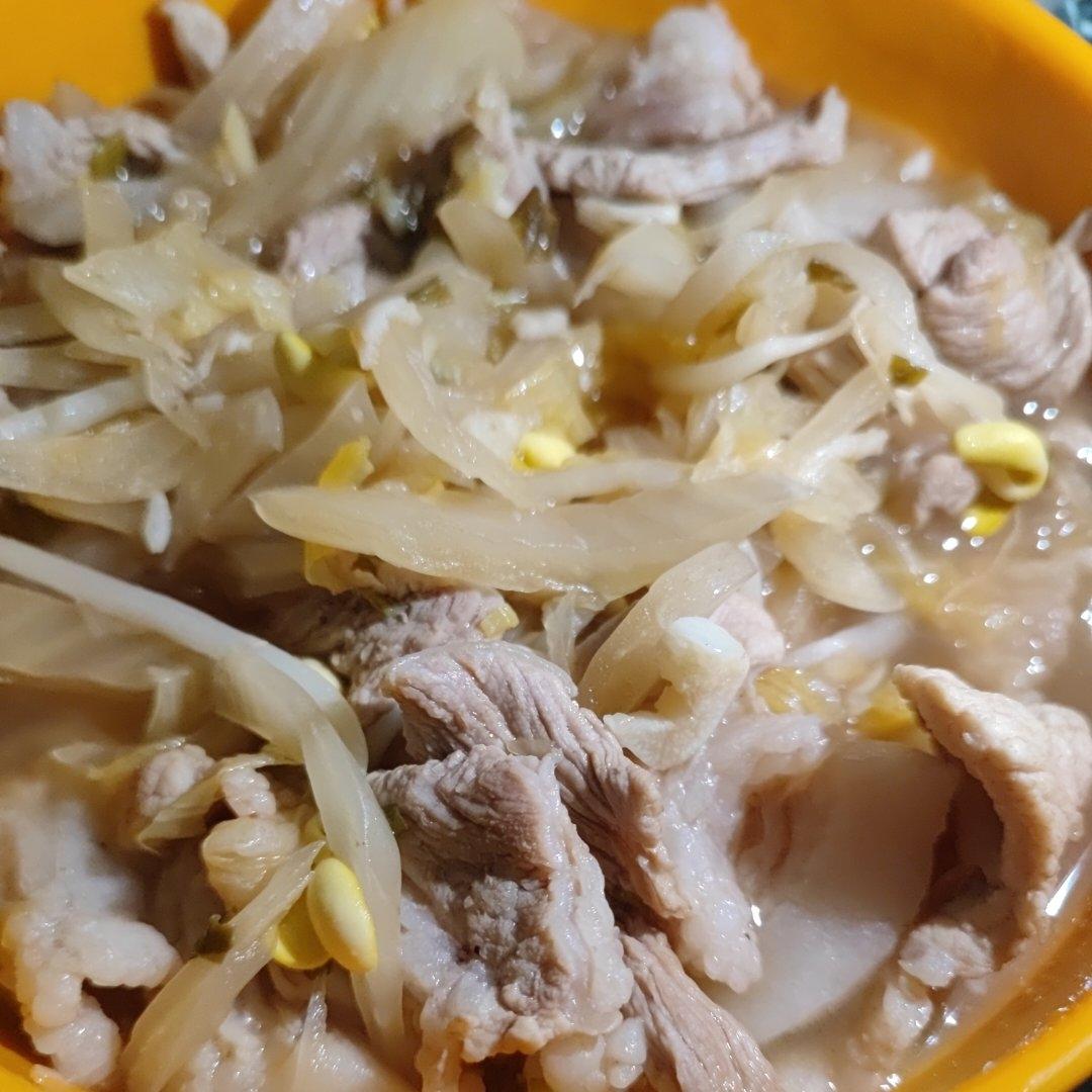酸菜炖五花肉