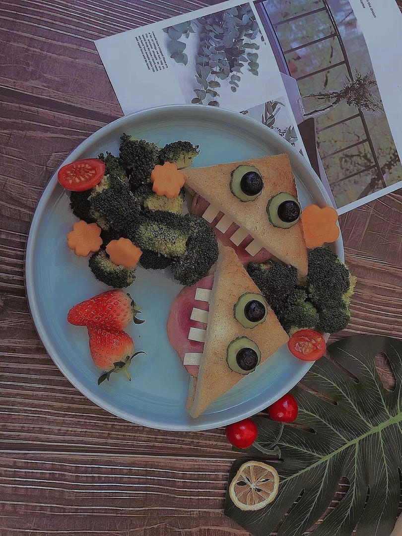 会吐舌头的大牙怪三明治