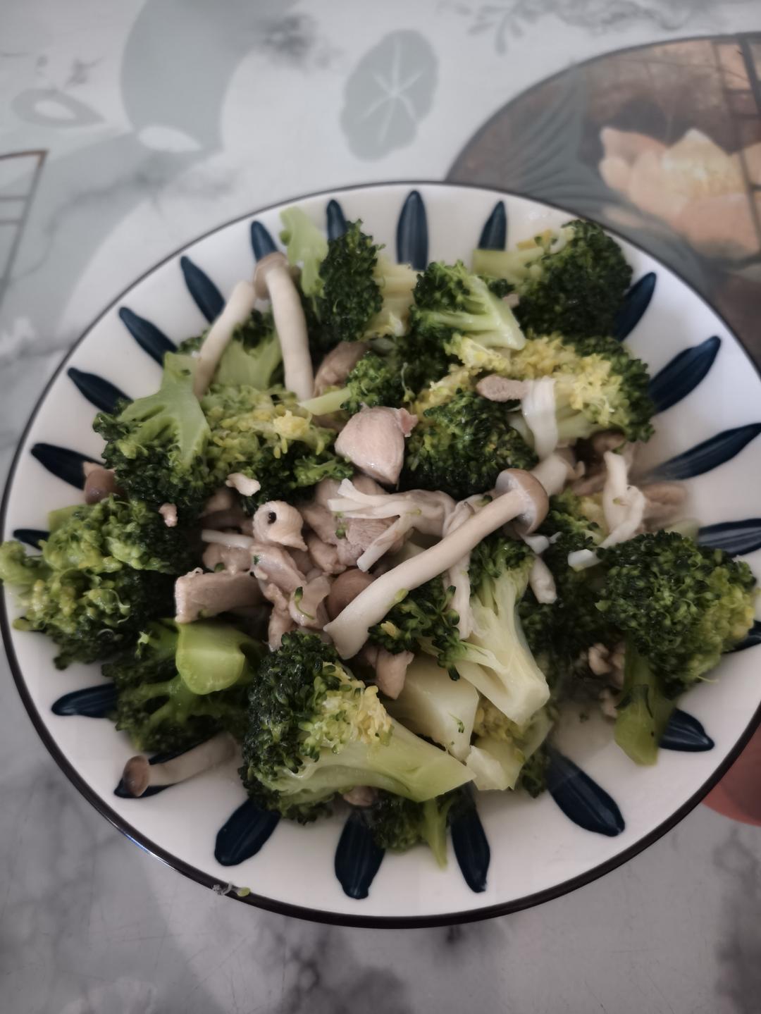 西兰花炒蟹味菇 想要身体瘦，多吃菌少吃肉