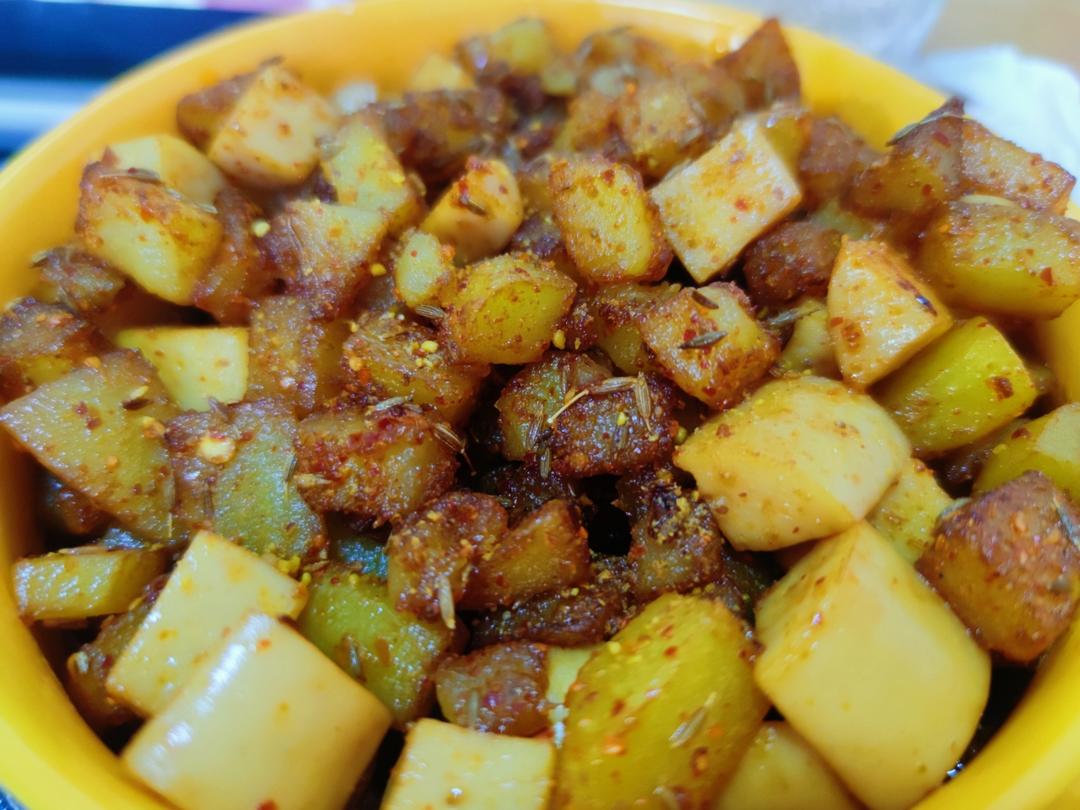 超简单的土豆🥔丁炒火腿肠（烧烤味)