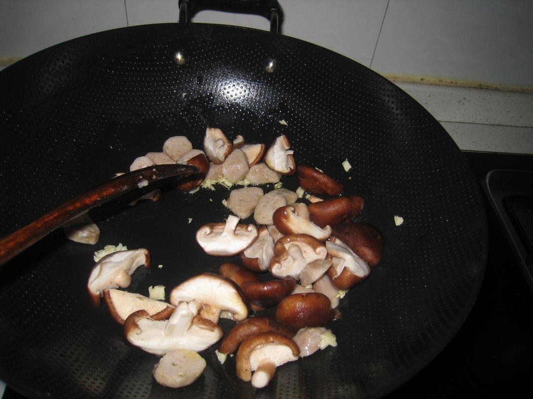肉丸炒香菇西生菜的做法 步骤5