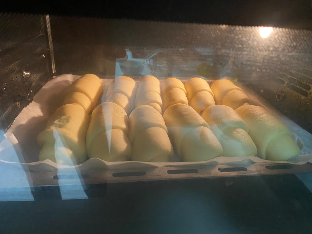 又香又软又拉丝，咬一口奶香十足！超治愈的淡奶油波兰种小餐包