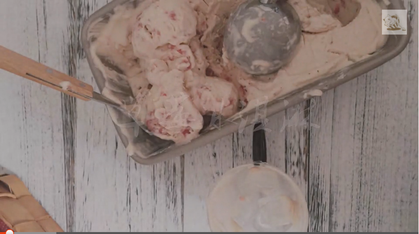 不需要冷冻搅拌的草莓冰淇淋的做法