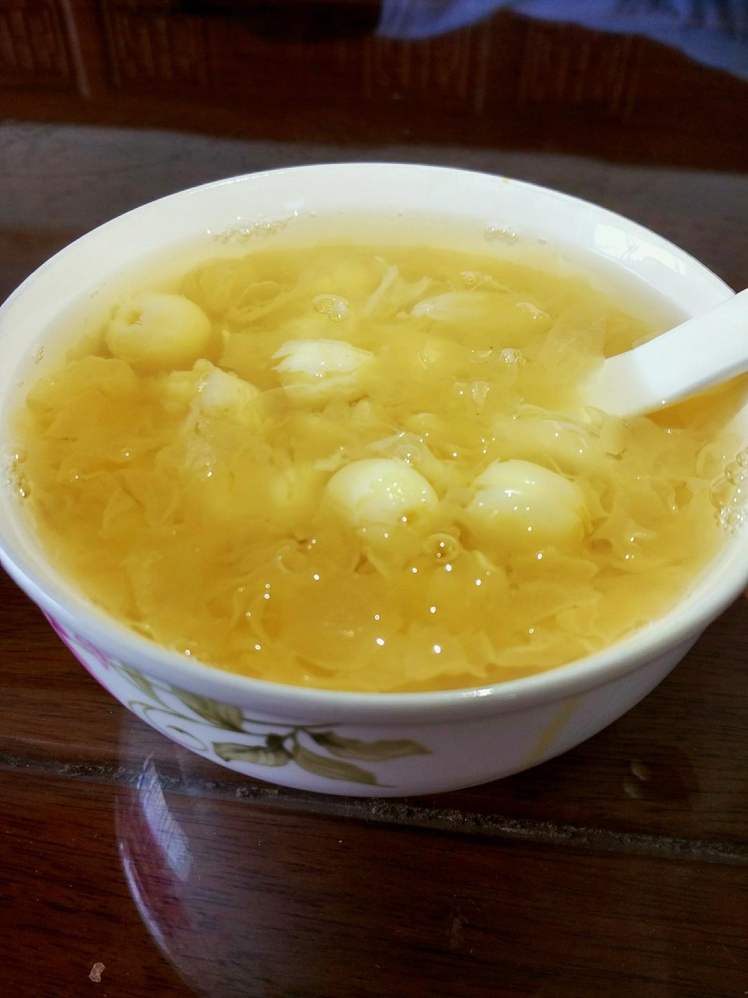 隔壁8姨做的鲜银耳莲子糖水