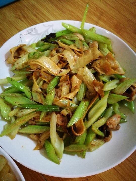 芹菜豆皮炒肉丝