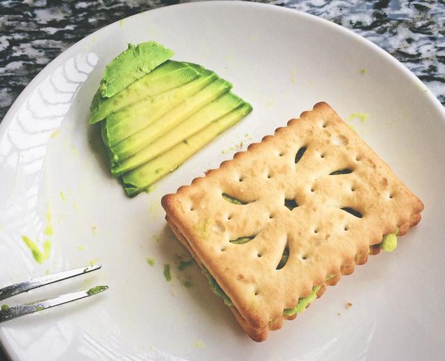 牛油果饼干三明治的做法