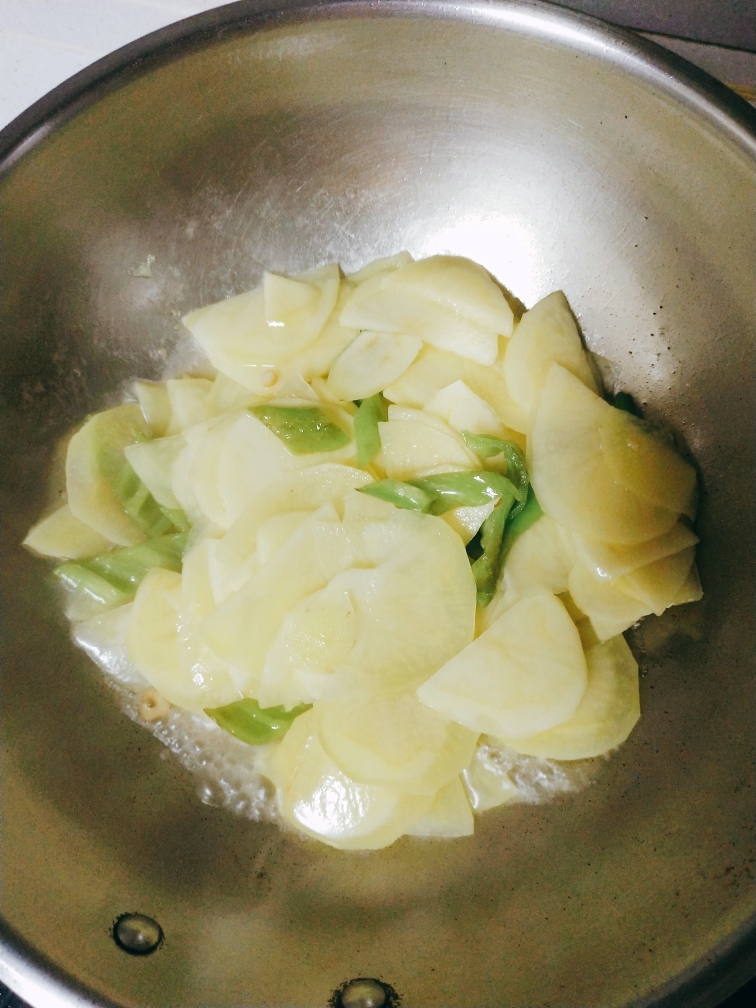 简易好吃的尖椒土豆片的做法 步骤5