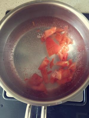 宝宝辅食 | 番茄胡萝卜鲜虾面的做法 步骤3